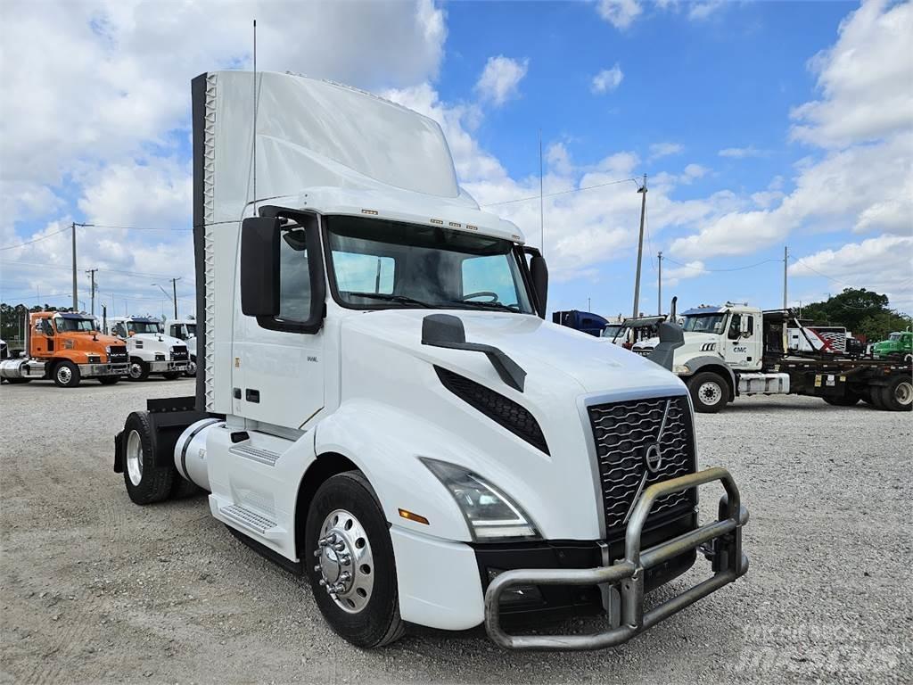 Volvo VNL42T300 Vetopöytäautot