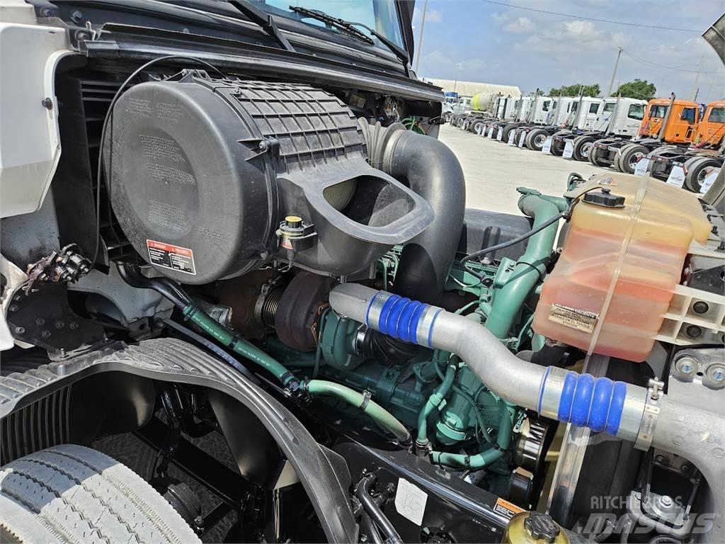 Volvo VNL62T300 Vetopöytäautot