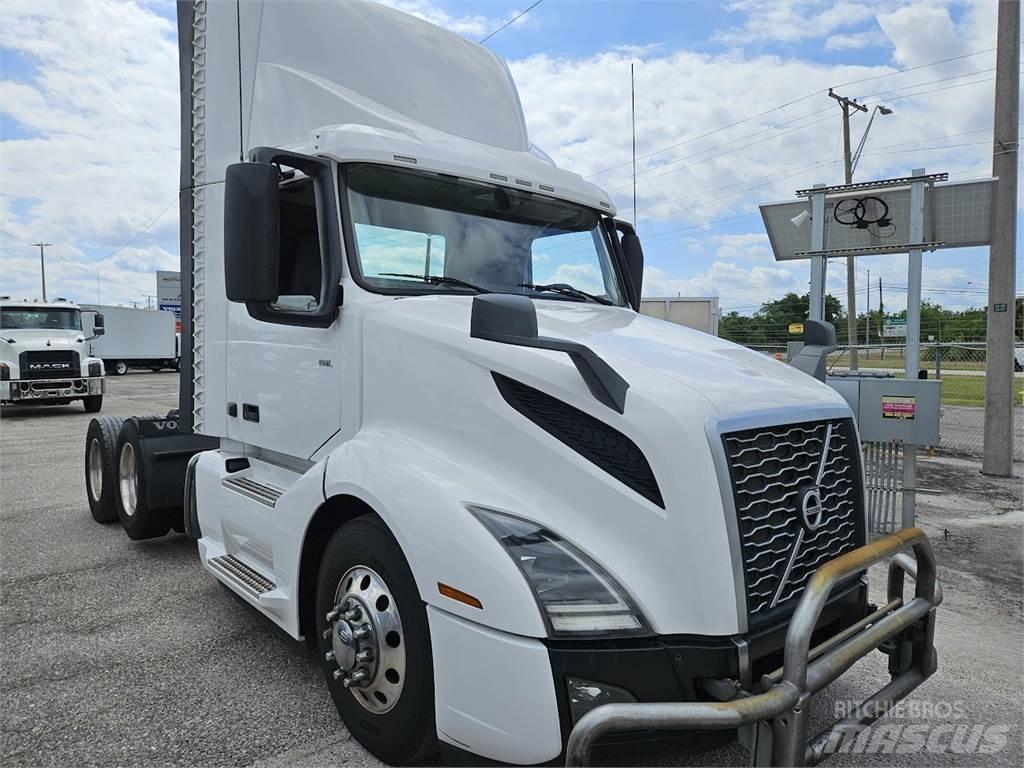 Volvo VNL62T300 Vetopöytäautot