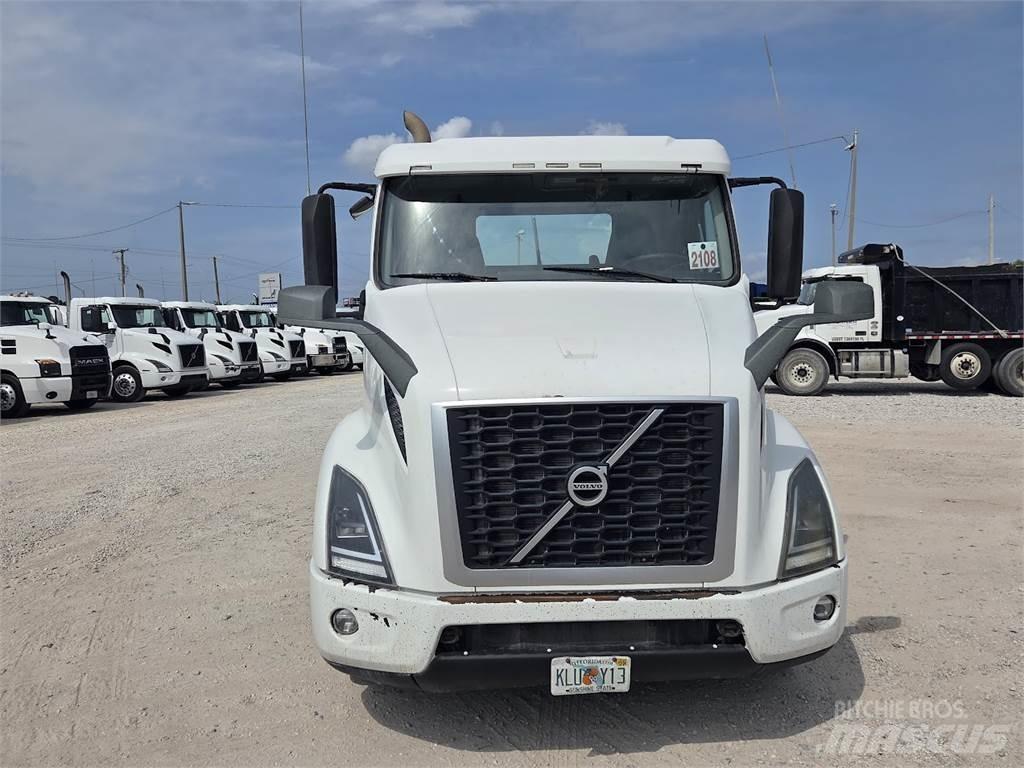 Volvo VNL64T300 Vetopöytäautot