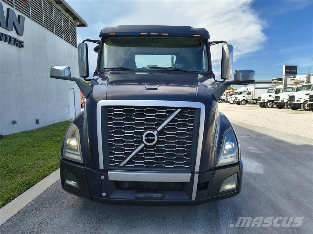 Volvo VNL64T300 Vetopöytäautot