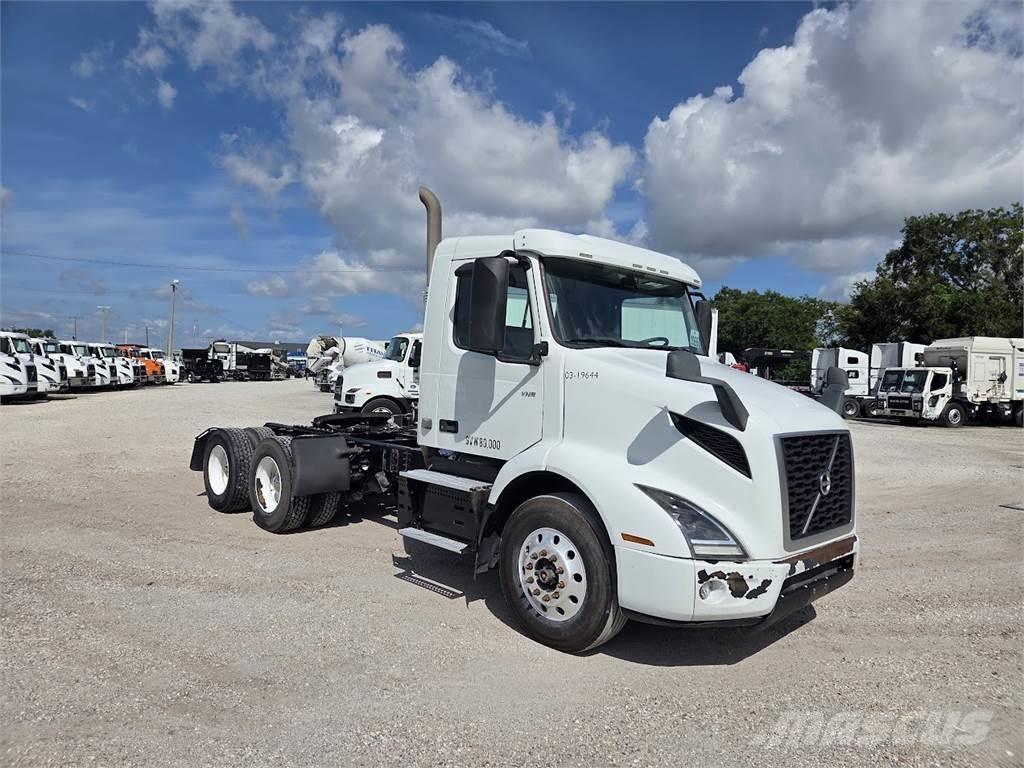 Volvo VNL64T300 Vetopöytäautot