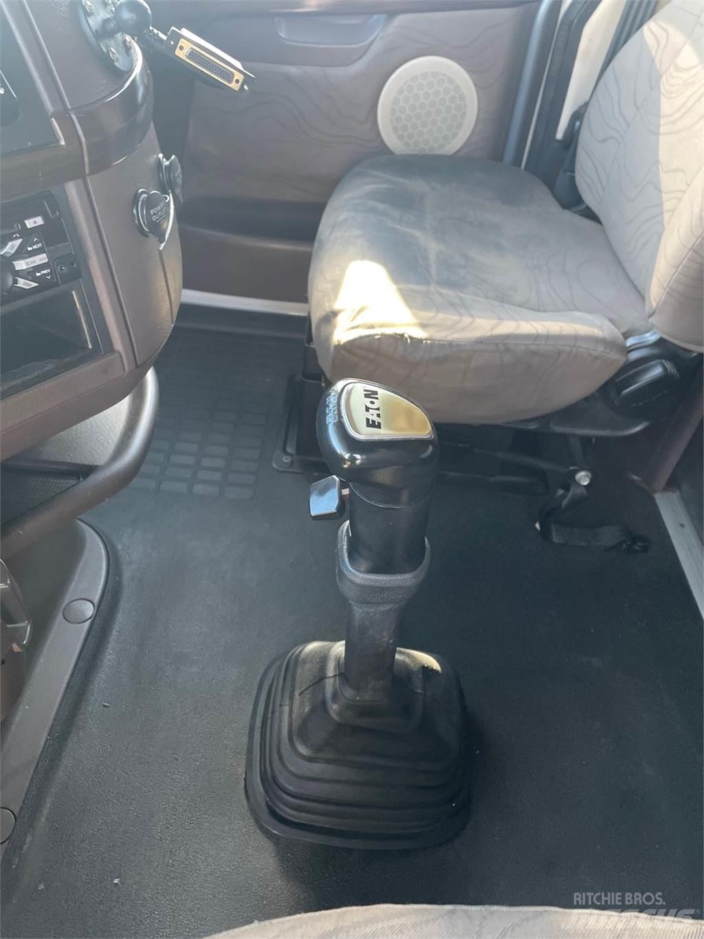 Volvo VNL64T670 Vetopöytäautot