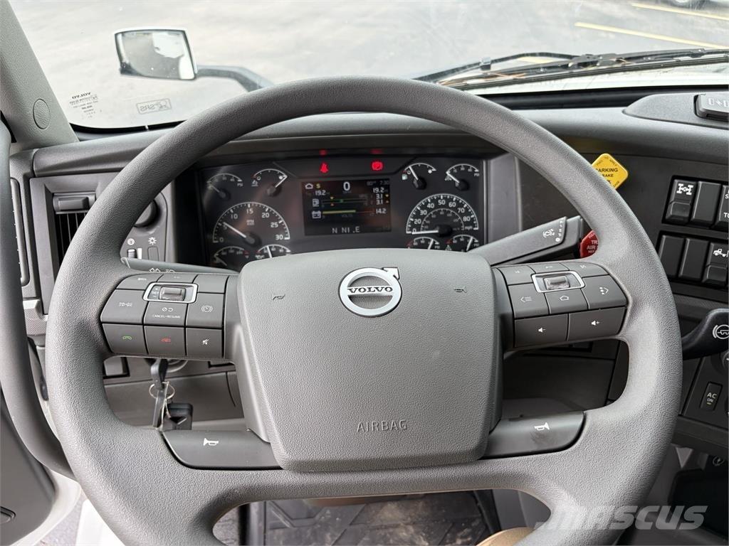 Volvo VNL64T740 Vetopöytäautot