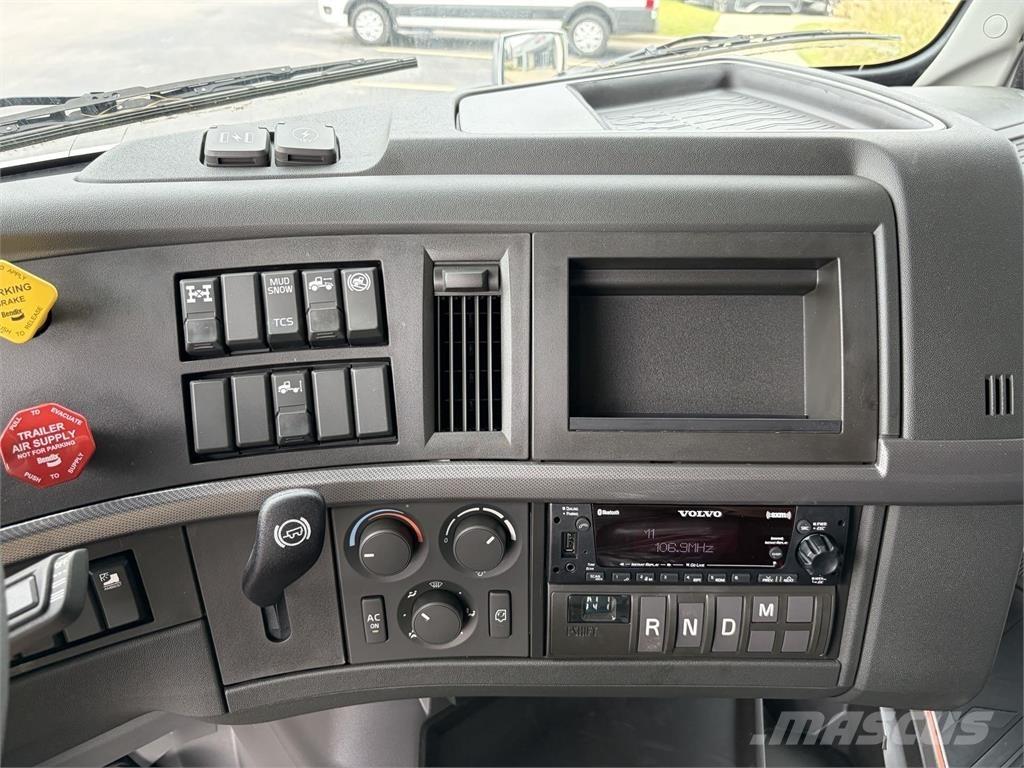 Volvo VNL64T740 Vetopöytäautot