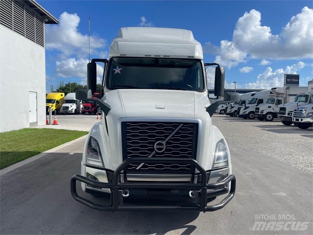 Volvo VNL64T760 Vetopöytäautot
