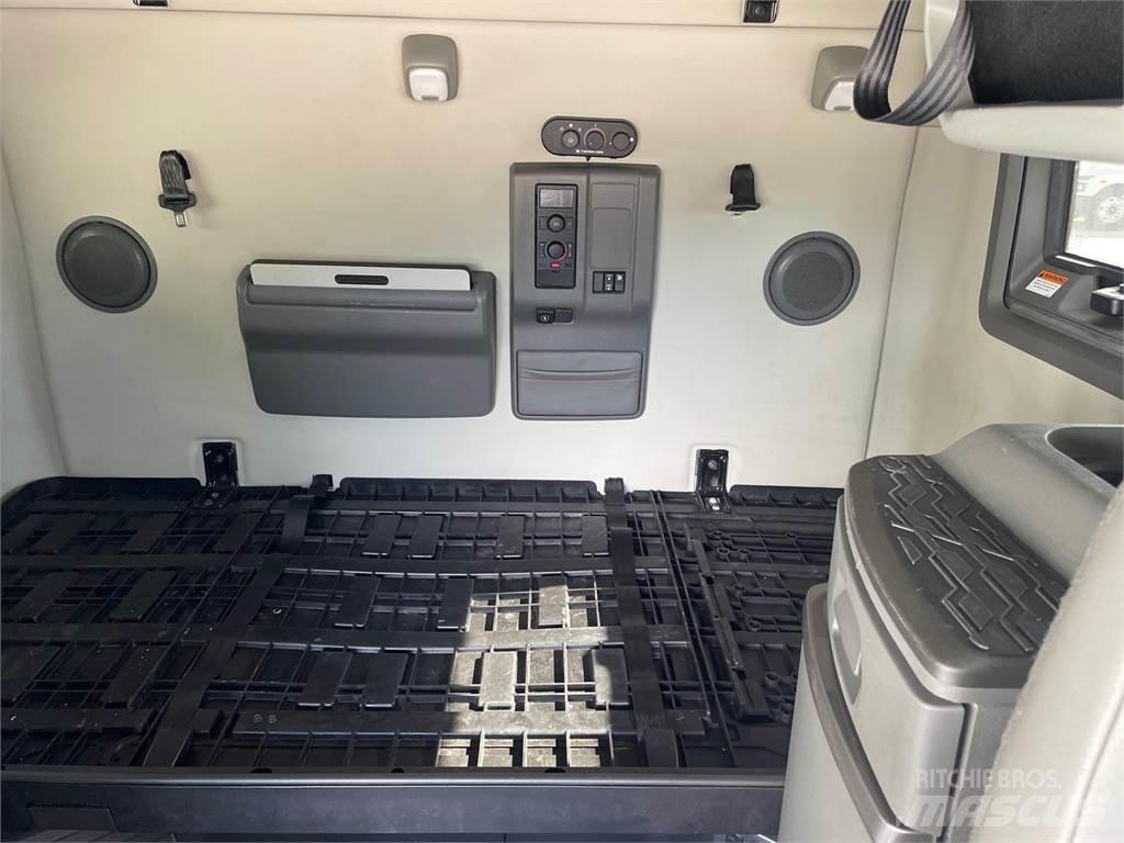 Volvo VNL64T760 Vetopöytäautot