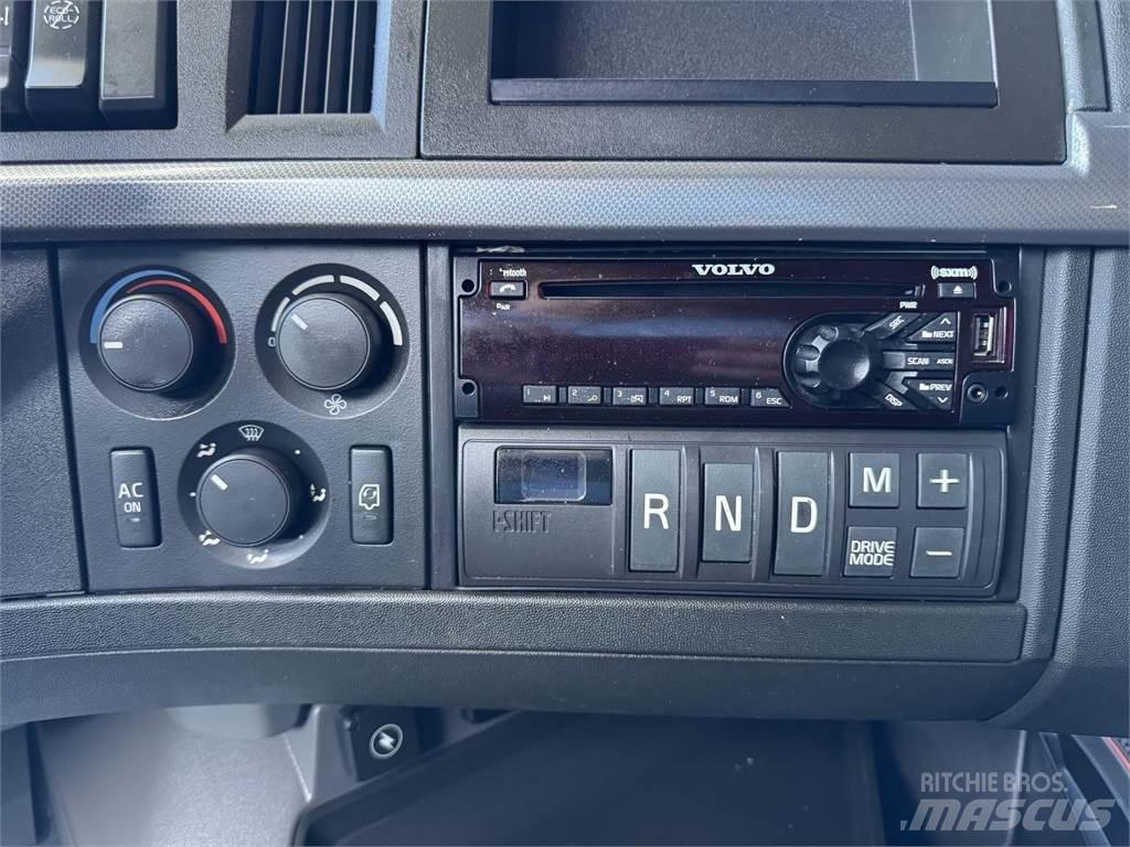 Volvo VNL64T760 Vetopöytäautot