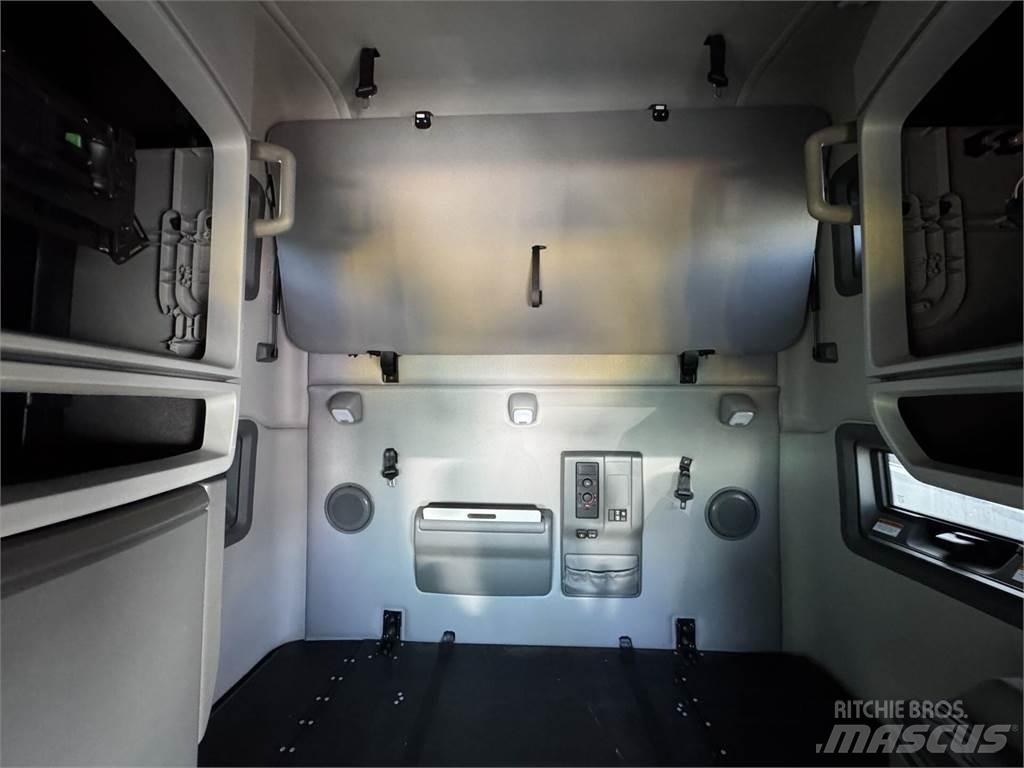 Volvo VNL64T760 Vetopöytäautot
