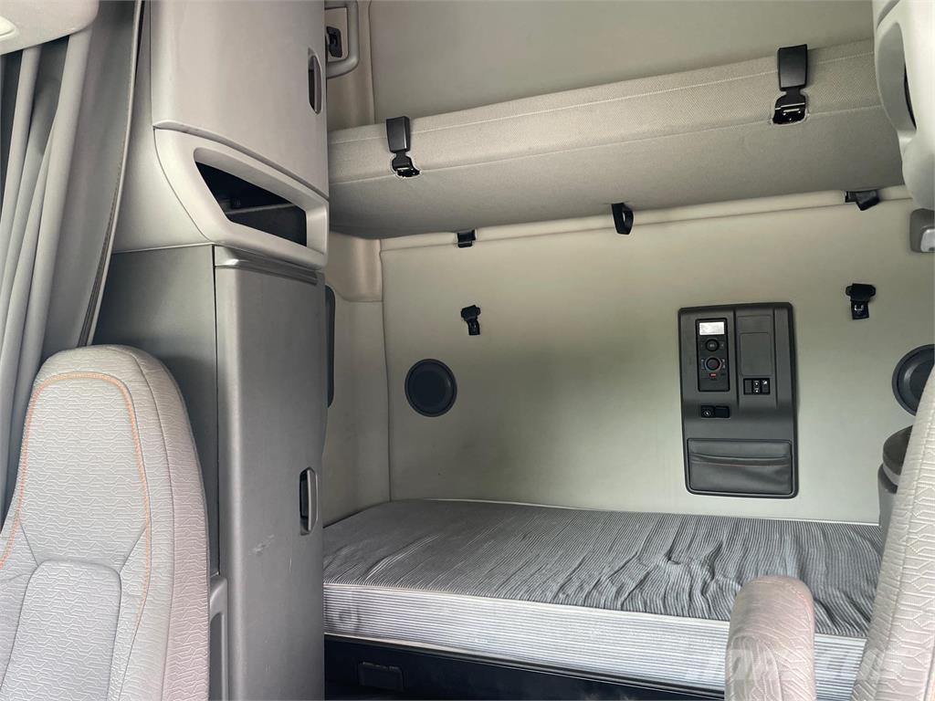 Volvo VNL64T760 Vetopöytäautot