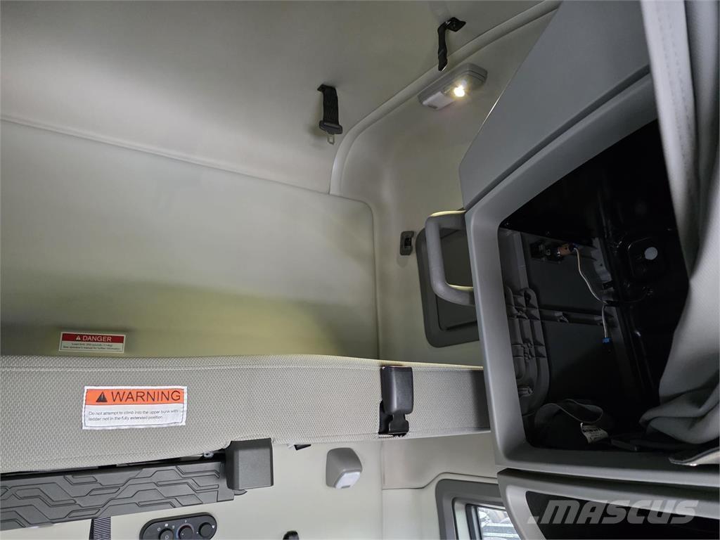 Volvo VNL64T760 Vetopöytäautot