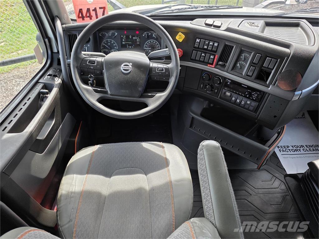 Volvo VNL64T760 Vetopöytäautot