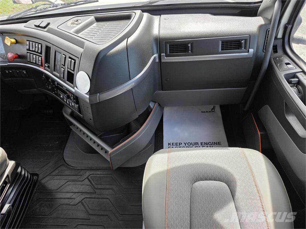 Volvo VNL64T760 Vetopöytäautot