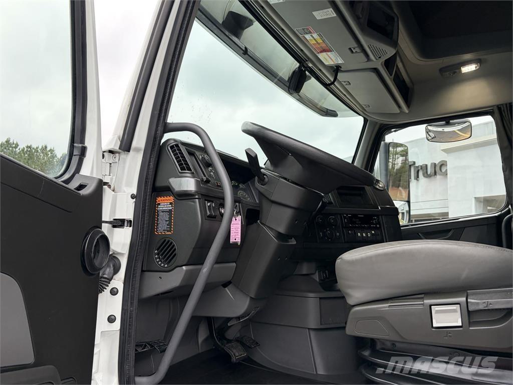 Volvo VNL64T760 Vetopöytäautot