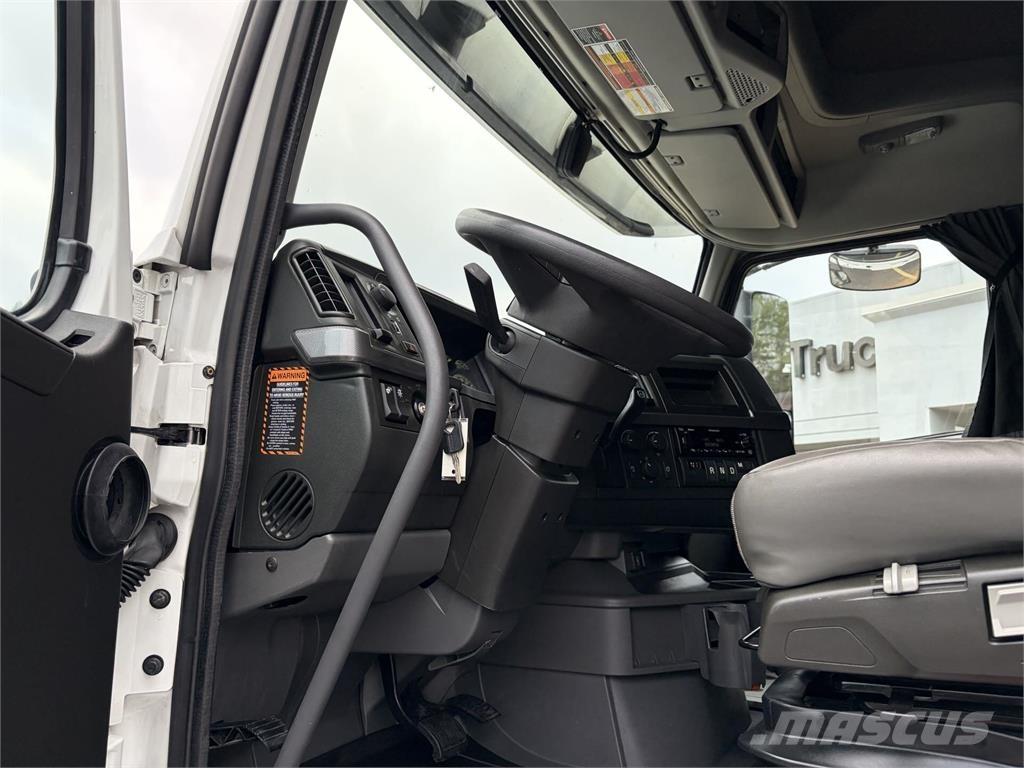 Volvo VNL64T760 Vetopöytäautot