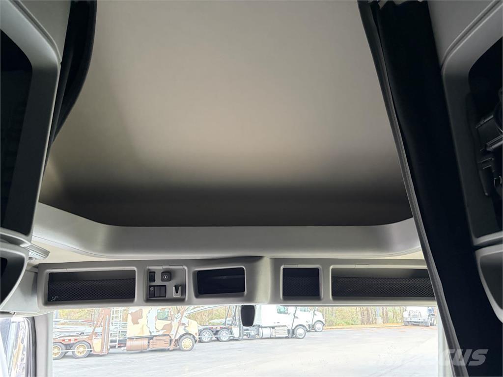 Volvo VNL64T760 Vetopöytäautot