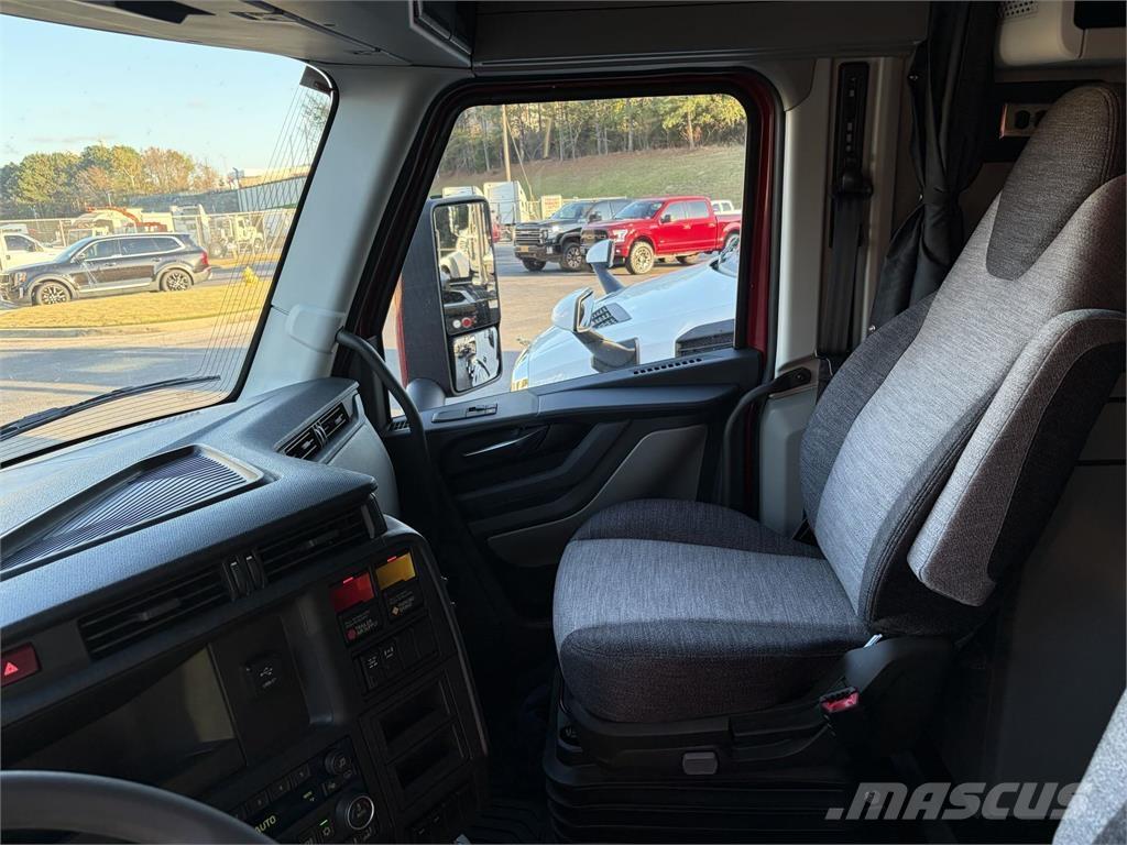 Volvo VNL64T840 Vetopöytäautot