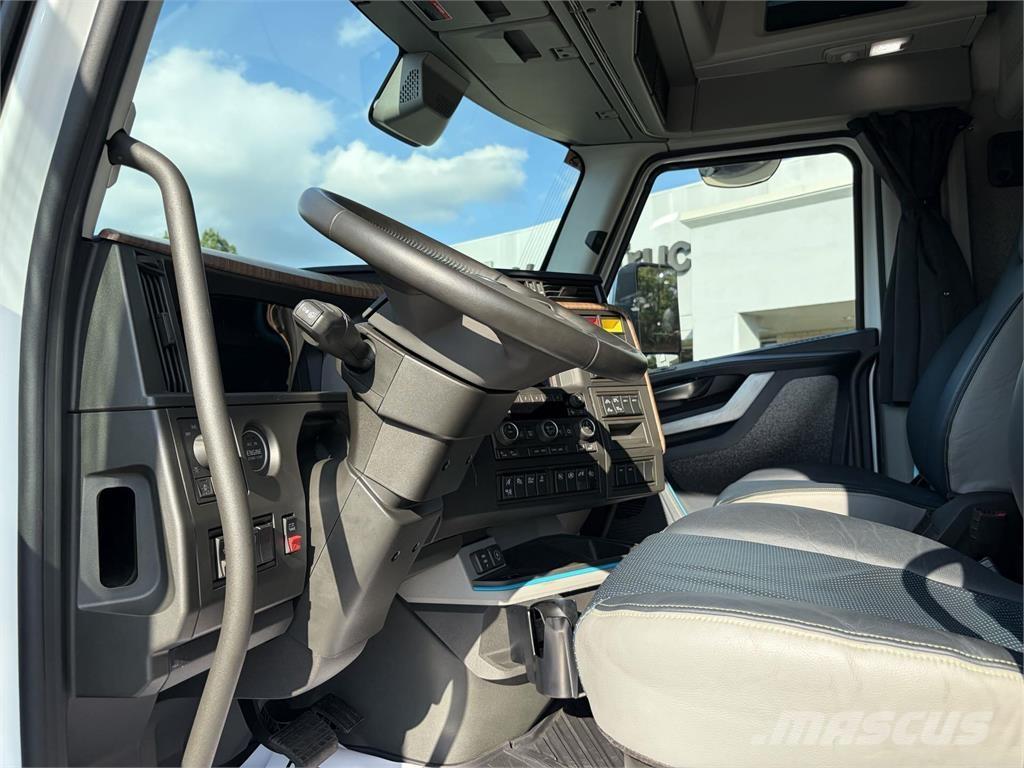 Volvo VNL64T860 Vetopöytäautot