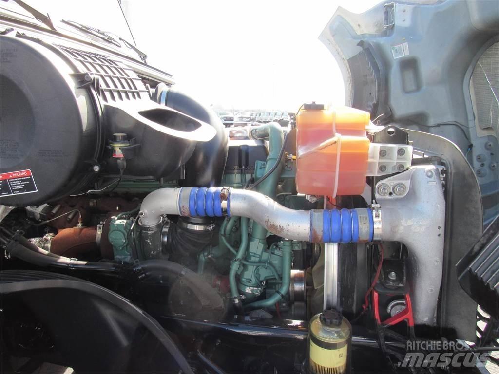 Volvo VNL64T860 Vetopöytäautot
