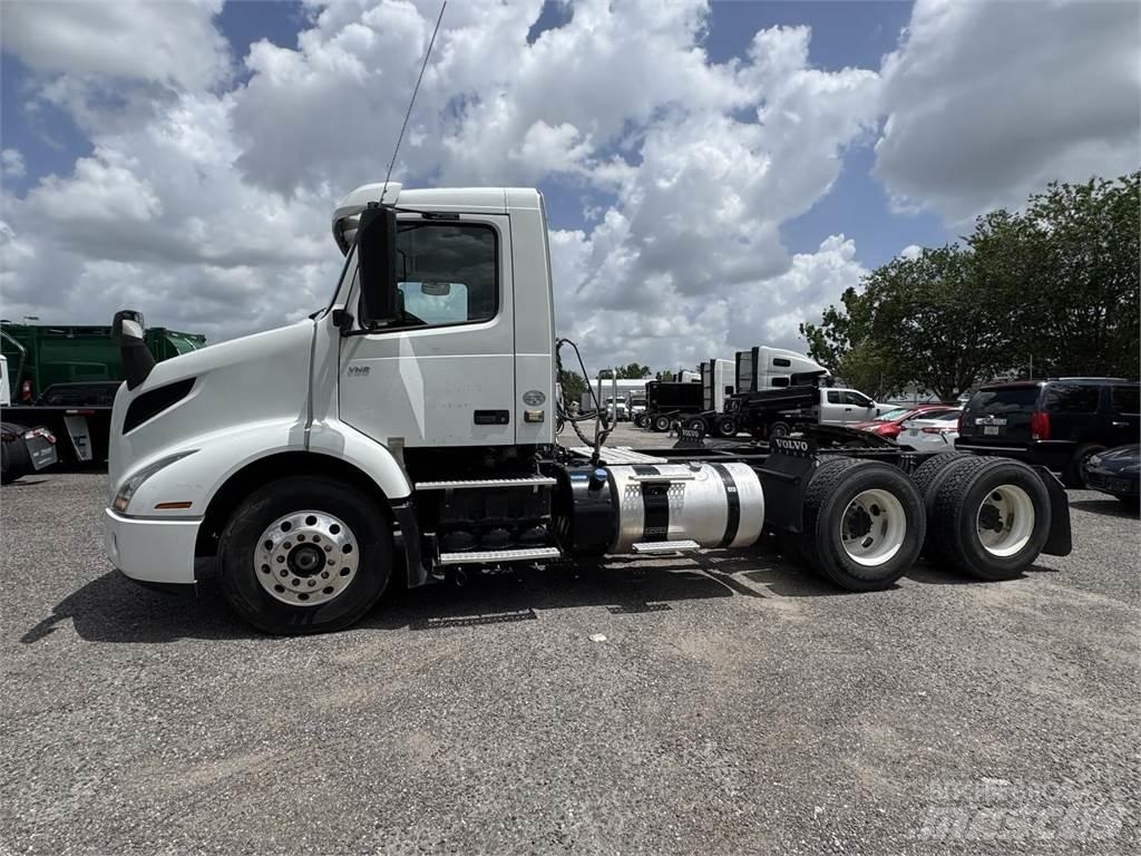 Volvo VNR64T300 Vetopöytäautot