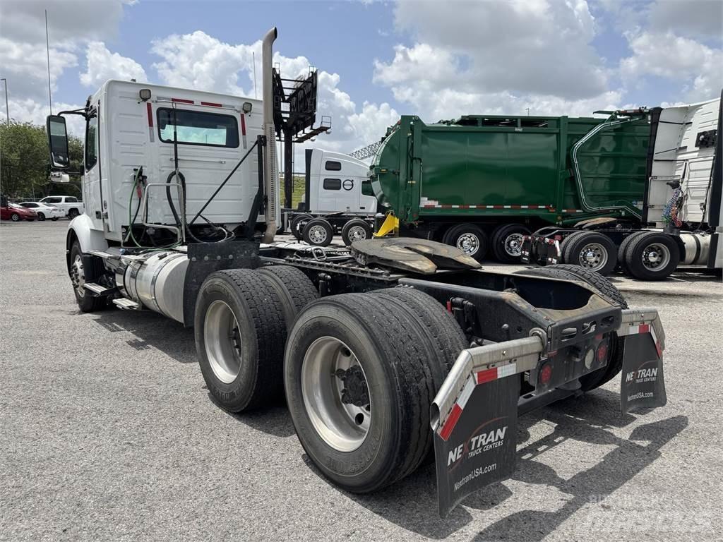 Volvo VNR64T300 Vetopöytäautot