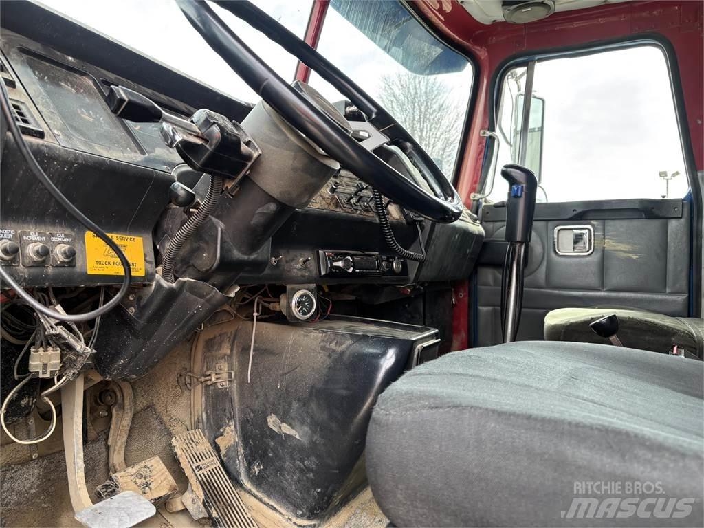Volvo WG64T Sora- ja kippiautot