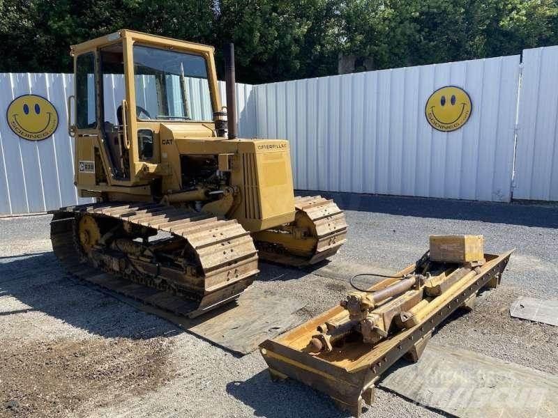 CAT D3B Telaketjupuskutraktorit