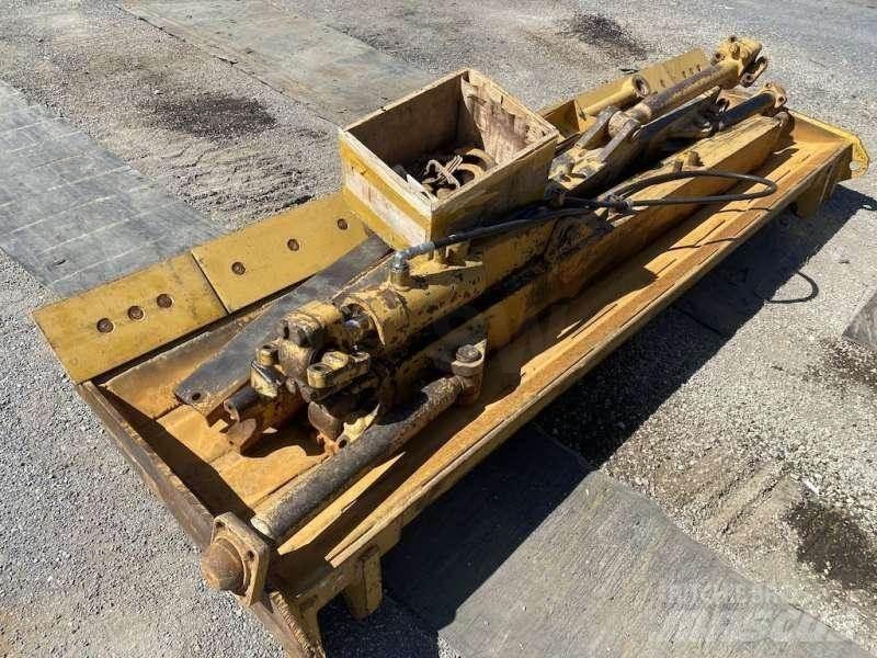 CAT D3B Telaketjupuskutraktorit