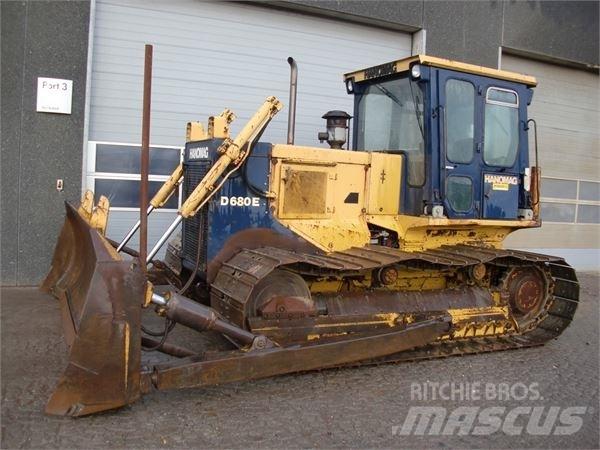 Hanomag D680E Telaketjupuskutraktorit