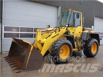 Komatsu WA320 Pyöräkuormaajat