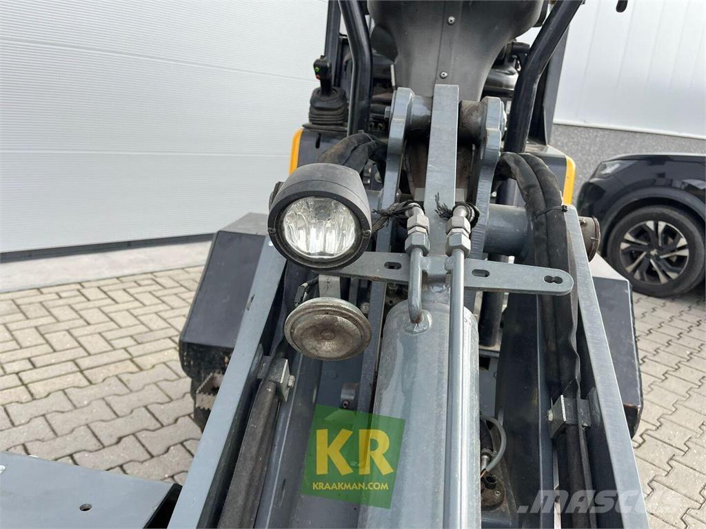 GiANT D332 Etukuormaimet ja kaivuulaitteet