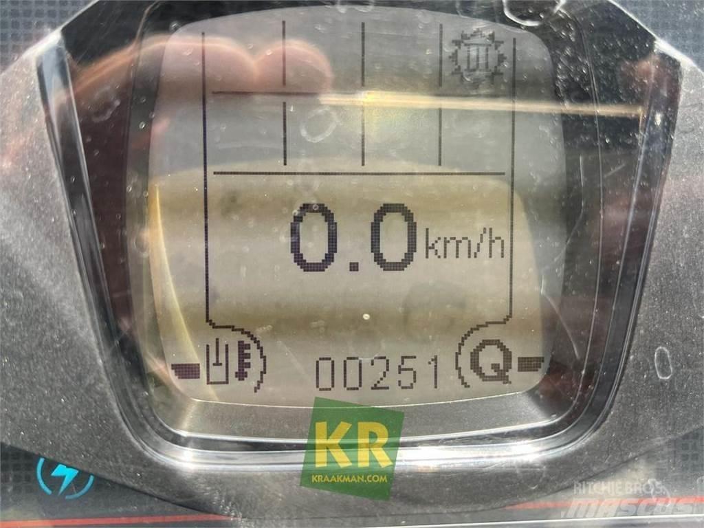 GiANT G2200E Etukuormaimet ja kaivuulaitteet