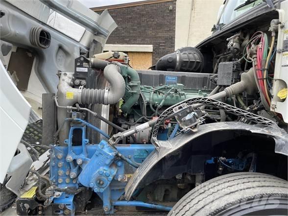Volvo VNL64T630 Vetopöytäautot