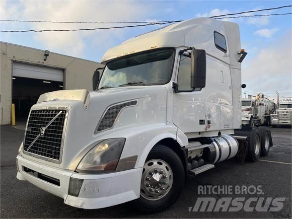 Volvo VNL64T670 Vetopöytäautot