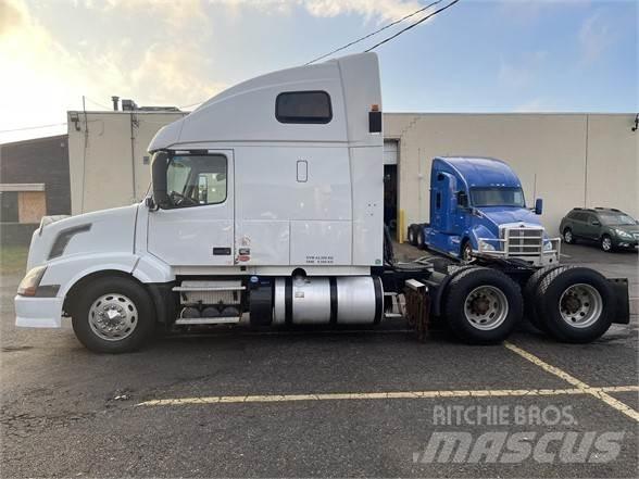 Volvo VNL64T670 Vetopöytäautot