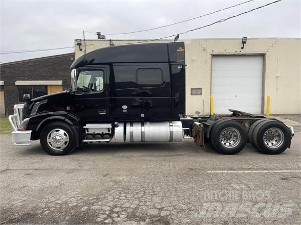 Volvo VNL64T730 Vetopöytäautot