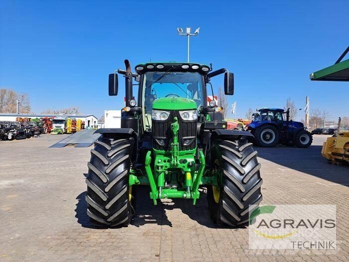 John Deere 6215 R Traktorit