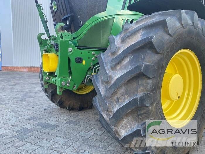 John Deere 6215 R Traktorit
