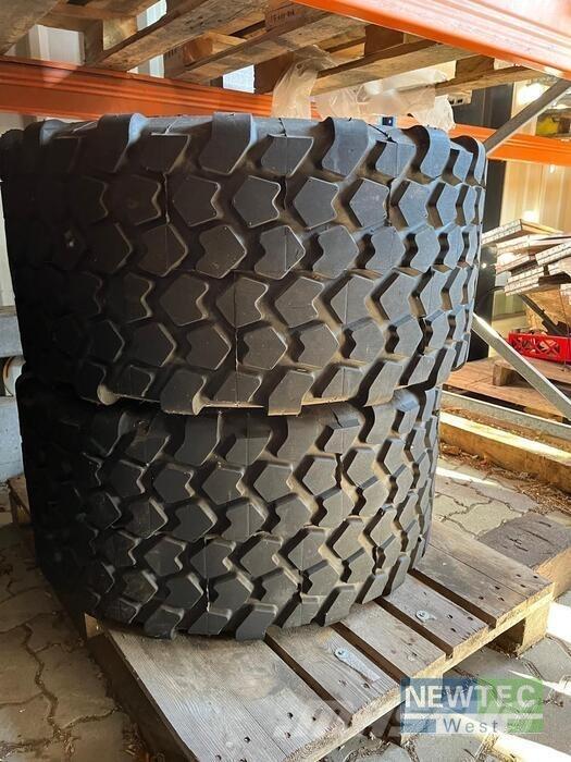 KR445/45R19.5 Renkaat ja vanteet