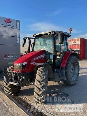 Massey Ferguson 5713S Traktorit