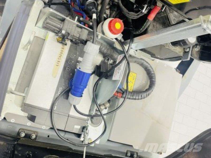 GiANT G2200E Liukuohjatut kuormaajat