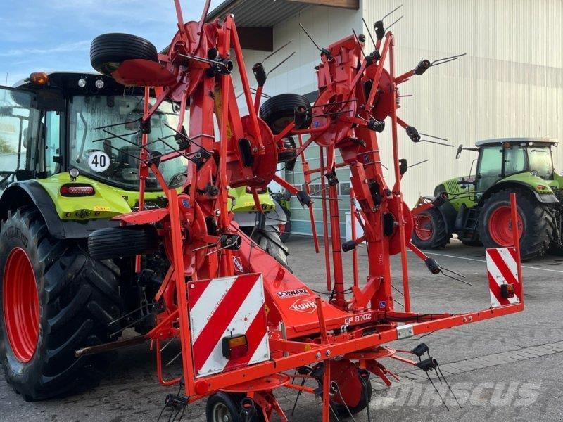 Kuhn GF 8702 Pöyhimet ja haravat