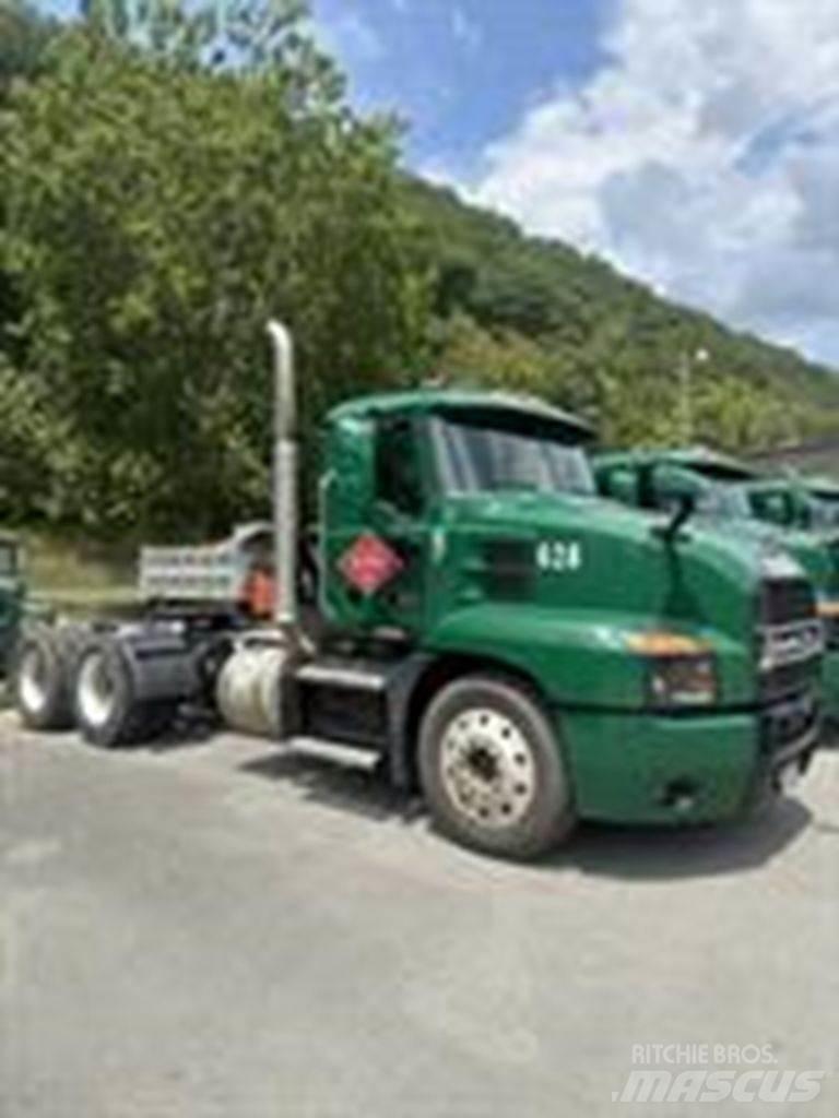 Mack AN64T Vetopöytäautot