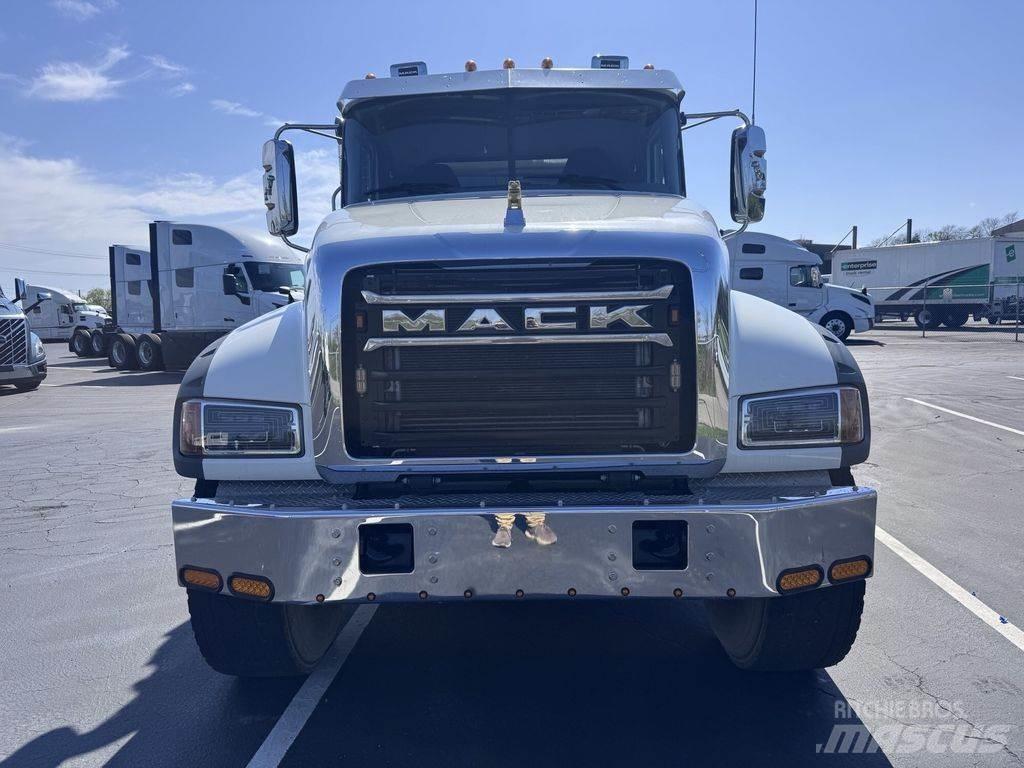 Mack GR64F Sora- ja kippiautot