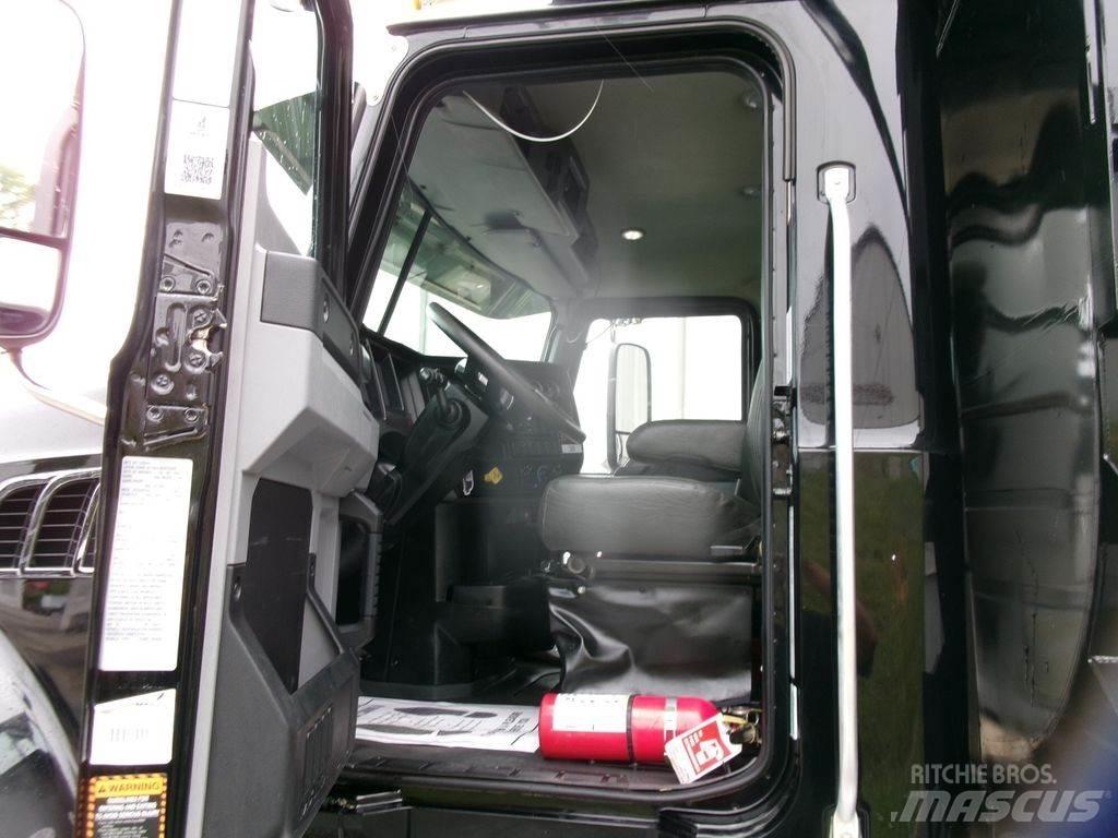 Mack GR64F Sora- ja kippiautot