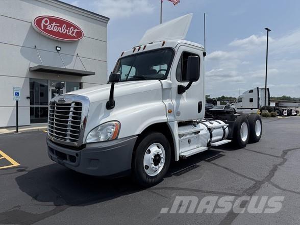 Freightliner CASCADIA 113 Vetopöytäautot
