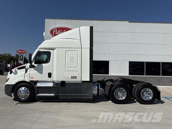 Freightliner CASCADIA 116 Vetopöytäautot