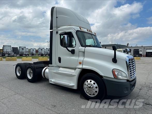Freightliner CASCADIA 125 Vetopöytäautot