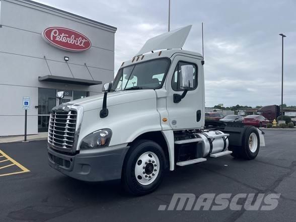 Freightliner CASCADIA 125 Vetopöytäautot