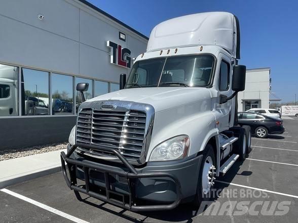 Freightliner CASCADIA 126 Vetopöytäautot